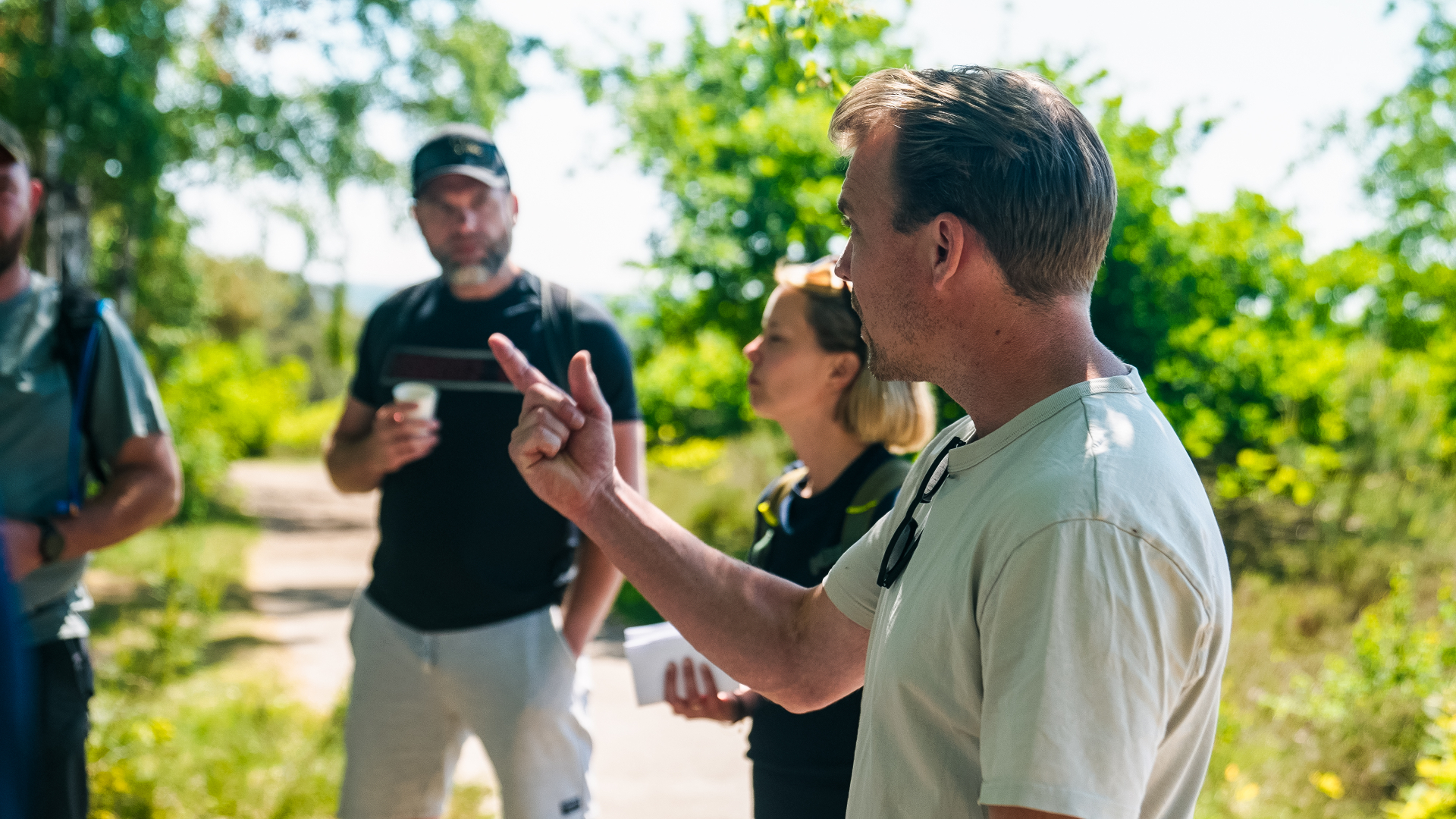 Leiders in gesprek tijdens expeditie